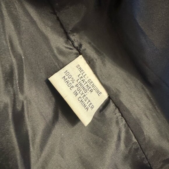 Stylish Leather Jacket in Black - Picture 3 of 4